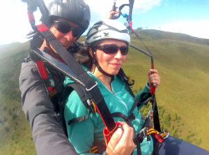 Selfie van de piloot en mij paragliding